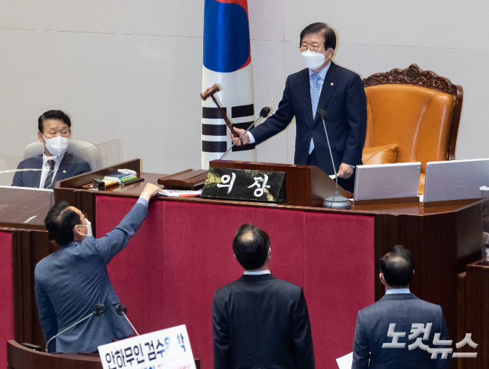 박병석 국회의장이 지난달 30일 국회에서 열린 제396회 국회(임시회) 제1차 본회의에서 '검수완박' 법안의 한 축을 이루고 있는 검찰청법 일부개정법률안(대안)에 대한 수정안이 통과 된 후 의사봉을 두드리고 있다. 박종민 기자