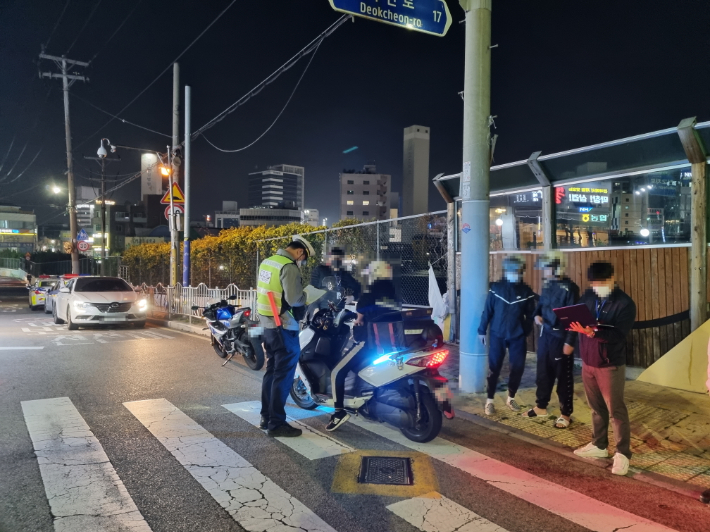 부산경찰이 오토바이 집중 단속에 나선 모습. 부산경찰청 제공