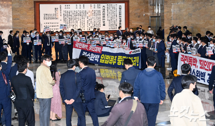3일 서울 여의도 국회 본회의장 앞에서 국민의힘 의원들이 검수완박 법안을 규탄하고 있다. 윤창원 기자