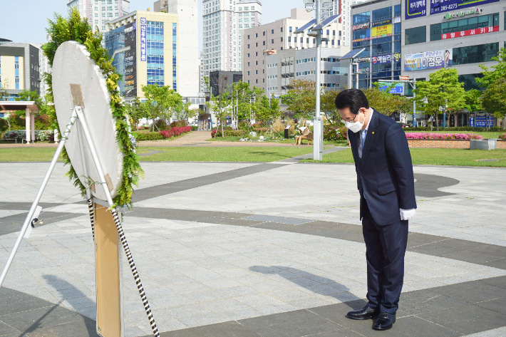 김영록 전남지사는 지난달 27일 예비후보 등록한 뒤 무안군 남악 중앙공원에 있는 김대중 대통령 동상을 참배했다. 김영록 선거캠프 제공