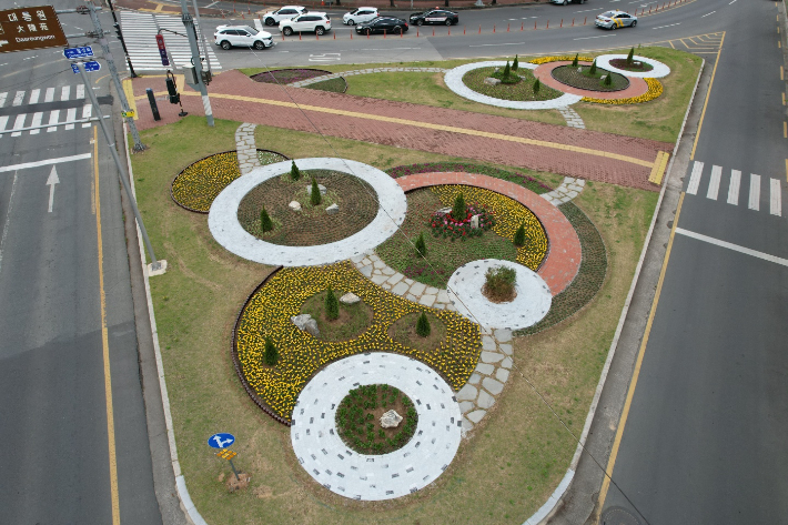 선덕네거리 교통섬 꽃정원 모습. 경주시 제공