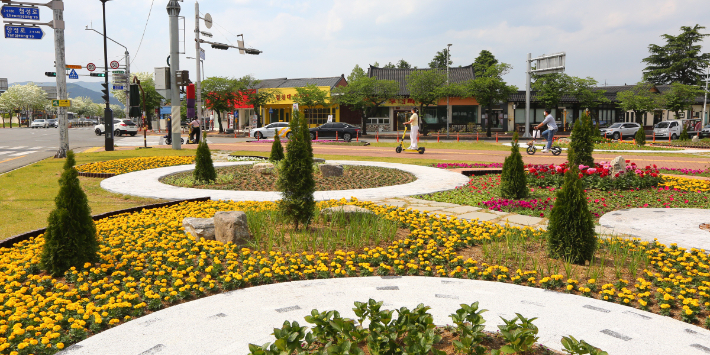 선덕네거리 교통섬 꽃정원 모습. 경주시 제공