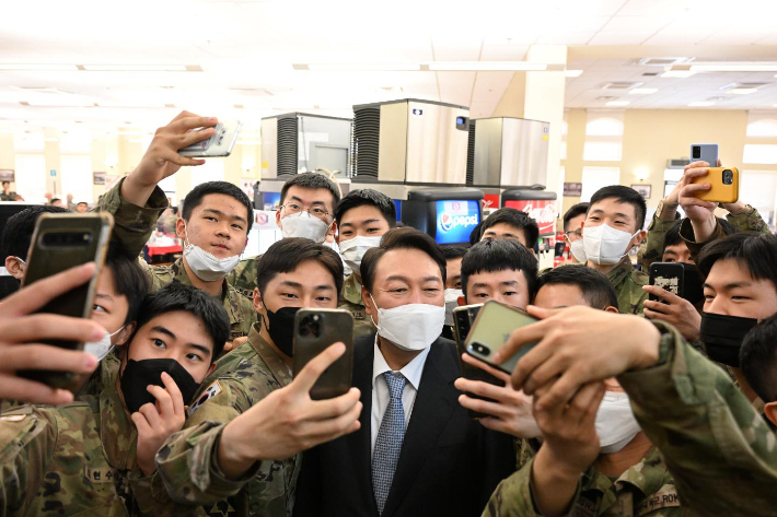 윤석열 대통령 당선인이이 장병들과 '셀카'를 찍고 있다. 당선인 대변인실 제공