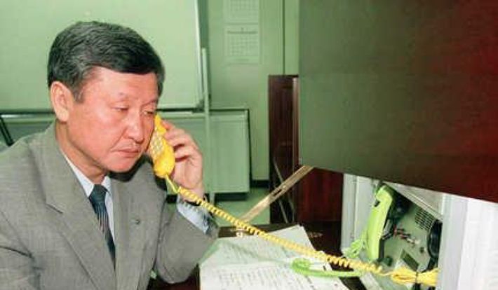 지난 2000년 5월 18일 자유의 집에 설치된 남북한 직통전화를 통해 우리측 연락관이 북측에 전화통지문을 보내고 있다. 연합뉴스