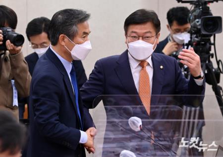 해수부 장관 후보자 자료체출 관련 대화하는 여야 간사