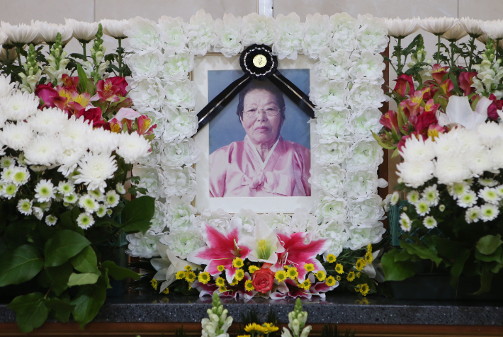 일본군 위안부 피해자인 김양주 할머니가 지난 1일 오후 8시 58분께 98세 일기로 별세했다. 사진은 3일 경남 마산의료원 장례식장에 마련된 김 할머니 빈소. 연합뉴스