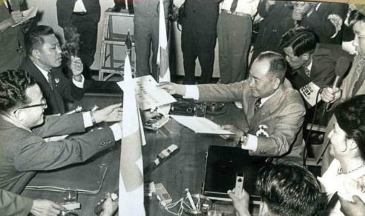1971년 9월 판문점에서 남북적십자 예비회담에 임할 대표자 명단을 교환하는 모습. 오른쪽이 남측, 왼쪽이 북측 연락원들이다. 연합뉴스