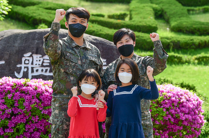 해군1함대사령부 정현수·박해영 중사 부부와 두 자녀. 해군1함대 제공