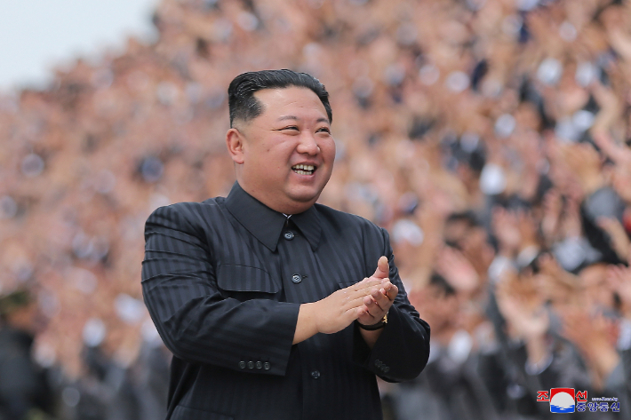 김정은 북한 국무위원장이 '항일빨치산' 창설 90주년(4.25) 기념 열병식에 참가했던 평양 청년들을 격려하며 기념사진을 촬영했다. 연합뉴스