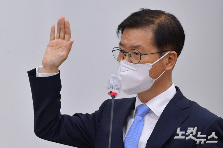 이정식 고용노동부 장관 후보자가 4일 서울 여의도 국회에서 열린 인사청문회에 출석해 선서를 하고 있다. 윤창원 기자