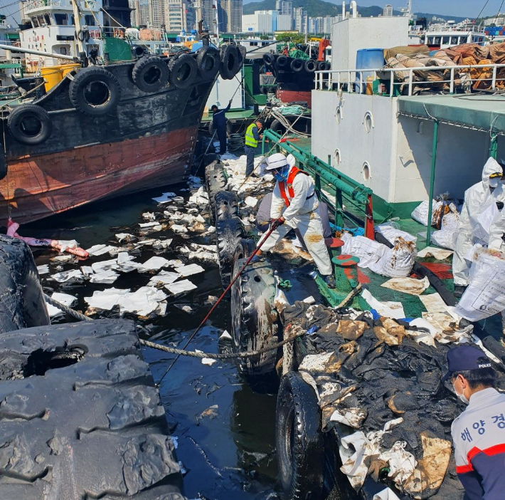 4일 부산항 북항 5부두 기름 유출 현장에서 해경이 방제 작업을 벌이고 있다. 부산해경 제공