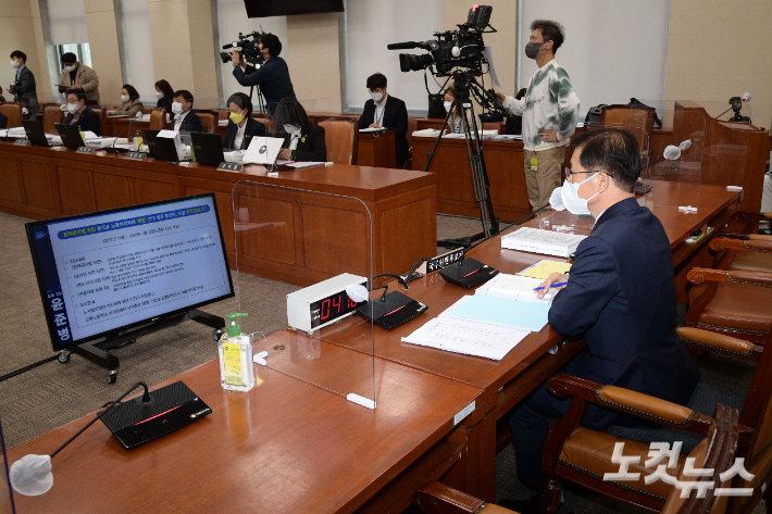 이정식 고용노동부 장관 후보자가 4일 서울 여의도 국회에서 열린 인사청문회에 출석해 청탁금지법 위반과 관련한 질의를 듣고 있다. 윤창원 기자