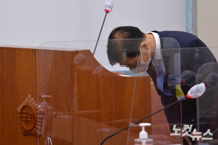 이정식 고용노동부 장관 후보자가 4일 서울 여의도 국회에서 열린 인사청문회에서 인사를 하고 있다. 윤창원 기자