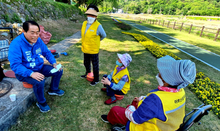 더불어민주당 김재무 후보가 지역 어르신들과 담소를 나누고 있다. 김재무 선거캠프 제공