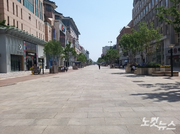 한국의 명동과 같은 곳으로 불리는 왕푸징 거리. 안성용 기자