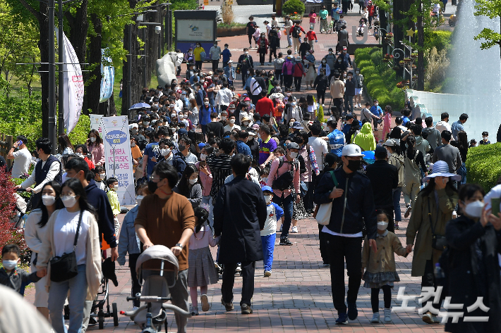지난해 5월 5일 어린이날 서울 광진구 어린이대공원을 찾은 어린이들이 즐거운 시간을 보내고 있다. 박종민 기자