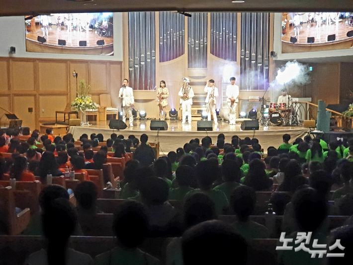 서울 서초구 잠원로에 위치한 한신교회(강용규 목사)가 4일 인근 반원초등학교 어린이 날 행사를 위해 본당을 전면 무료로 개방했다.  