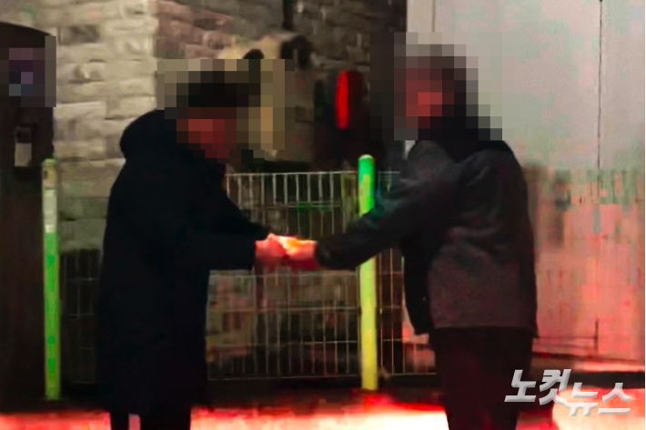 박종우 국민의힘 거제시장 후보 캠프 종사자 A씨가 지역구 국회의원 비서 측으로부터 돈을 건네받고 있는 정황이다. 제보자 제공 영상 캡처