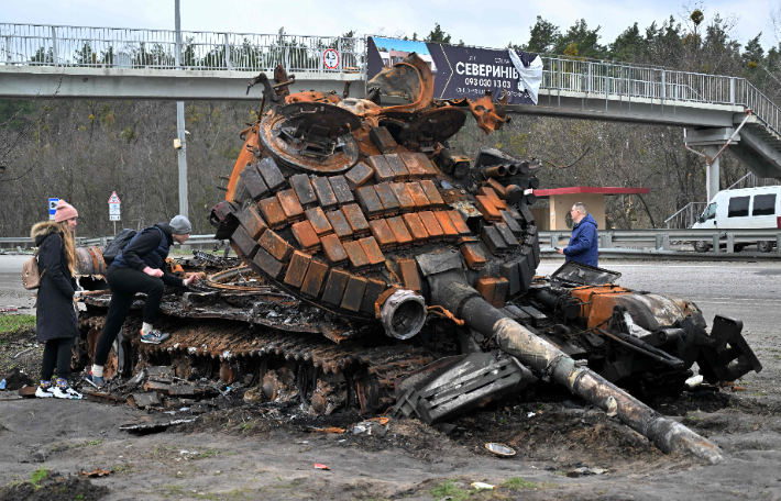 파괴된 러시아군 탱크 살피는 우크라 주민들. 연합뉴스