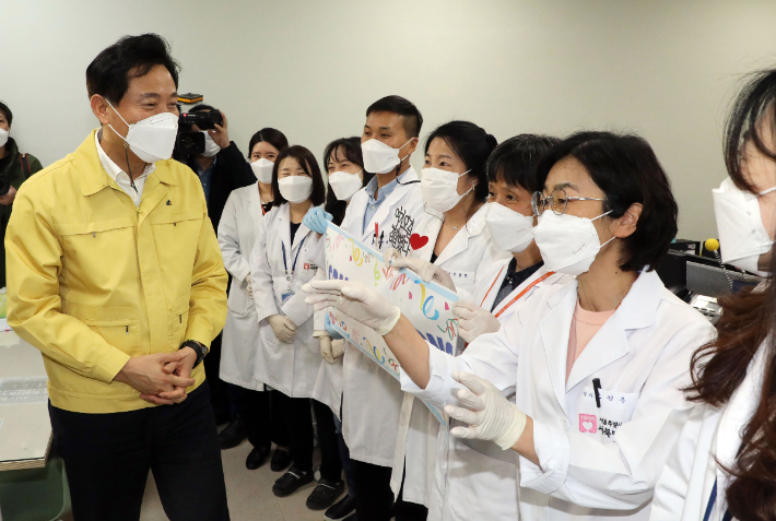 오세훈 서울시장이 보건의 날인 4월 7일 오후 서울 은평구 시립서북병원을 방문해 의료진을 격려하고 있다. 연합뉴스