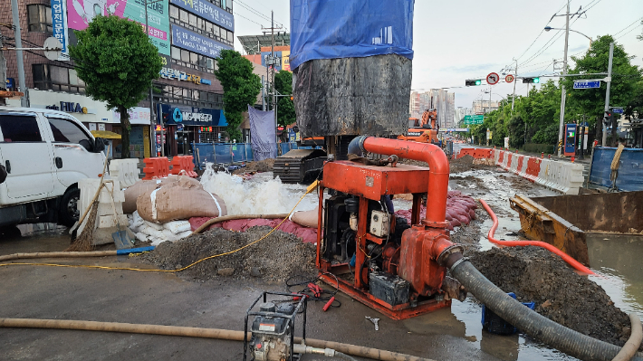  광주광역시 상수도사업본부는 지난 5일 오후 3시 동구 동명동 조선대 인근 지하철 2호선 1단계 5공구(남광주역~조선대) 토목 공사를 시행하던 과정에서 상수도 배수관 900㎜가 파손됐다고 6일 밝혔다. 광주광역시 제공