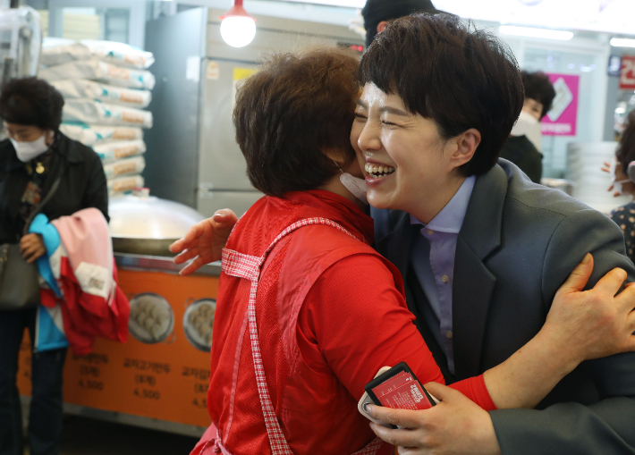 6일 국민의힘 김은혜 경기도지사 후보가 고양시 원당시장을 방문해 상인들과 인사를 나누고 있다. 김은혜 후보 측 제공