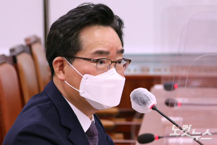 정황근 농림축산식품부 장관 후보자가 6일 국회에서 열린 인사청문회에서 의원들의 질의에 답하고 있다. 윤창원 기자