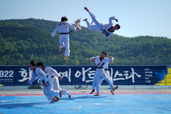 화랑무예페스타 공연팀이 공연을 하고 있다. 경북문화관광공사 제공