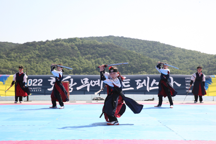 화랑무예페스타 공연팀이 공연을 하고 있다. 경북문화관광공사 제공