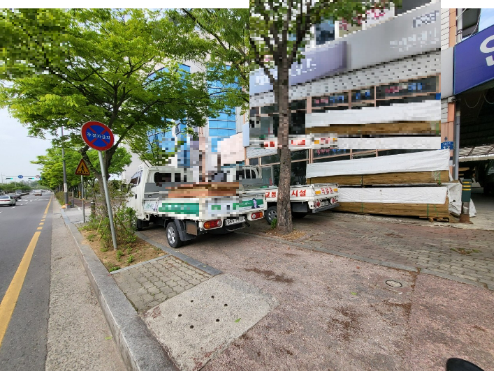 광주 한 자전거 도로에 불법 주정차된 차량. 자전거사랑 전국연합회 광주본부 제공