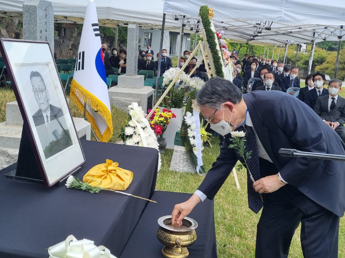 6일 추모식에서 손자인 송상현 전 국제형사재판소장이 영전에 헌화하고 있다. 고하 송진우 선생 기념사업회 제공