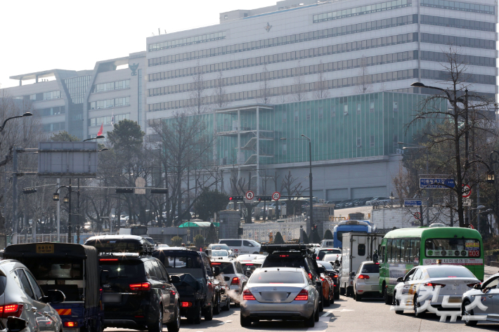서울 용산구 국방부 청사 앞 출근시간 모습. 황진환 기자