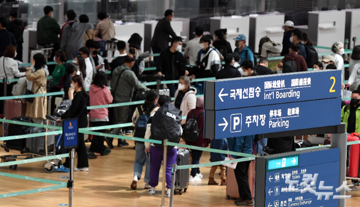 지난달 14일 오후 인천공항이 여행객으로 붐비고 있다. 황진환 기자