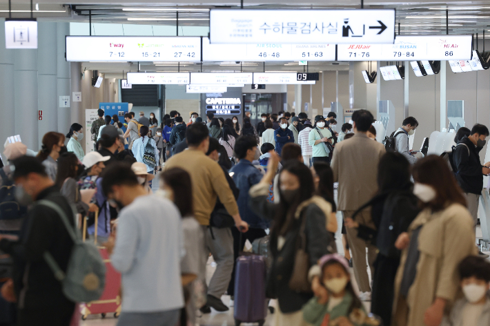 4일 김포공항이 여행객들로 붐비고 있다. 연합뉴스