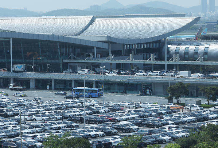4일 김포공항 주차장에 차들이 꽉 차 있다. 연합뉴스