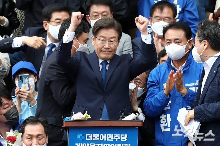 이재명 전 경기지사가 8일 인천시 계양산 야외공연장에서 기자회견을 열고 6.1 보궐선거 계양을 지역구에 출마를 공식 선언하고 있다. 국회사진취재단