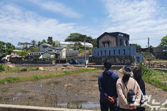 9일 문재인 대통령 내외 경남 양산 사저를 보는 방문객들. 이형탁 기자