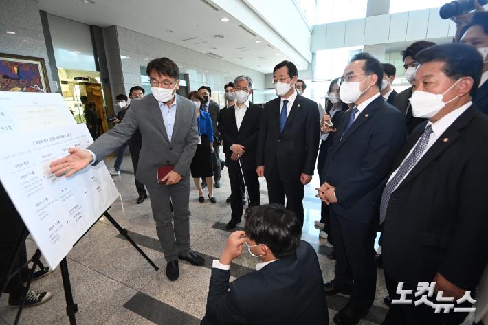 국방부 본부 재배치 계획 설명듣는 박홍근