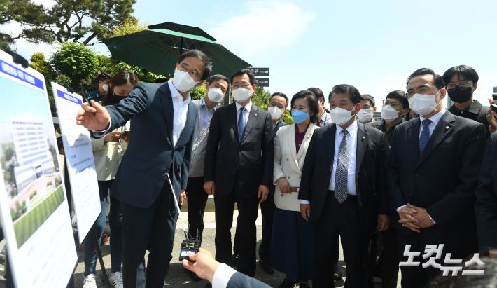 대통령실 이전 시설현황 브리핑 받는 박홍근 원내대표