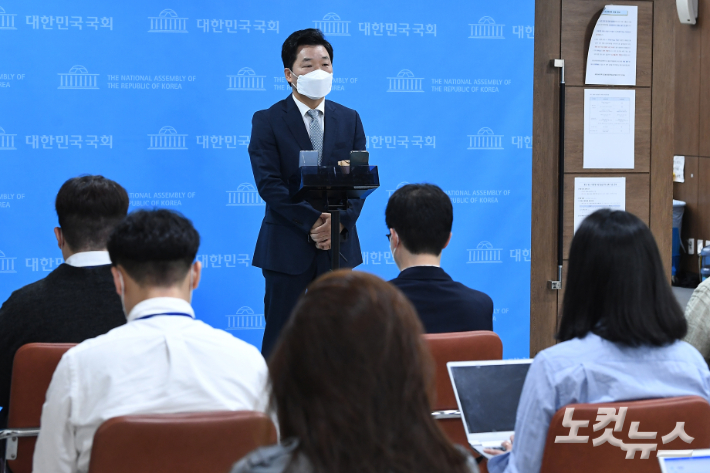 더불어민주당 김병관 전 국회의원이 9일 서울 여의도 국회에서 6·1 국회의원 보궐선거 경기도 성남시 분당갑 출마 기자회견을 한 후 기자 질의에 답변하고 있다. 윤창원 기자