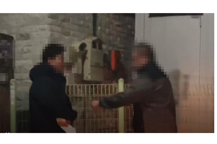 국민의힘 거제시장 박종우 후보 측근이 서일준 국회의원 당시 직원 측에게 돈을 돌려받는 장면이다. 제보자 영상 캡처