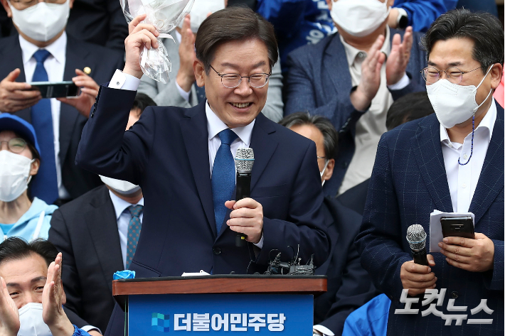 이재명 전 경기지사가 지난 8일 인천시 계양산 야외공연장에서 기자회견을 열고 6.1 보궐선거 계양을 지역구에 출마를 공식 선언하고 있다. 국회사진취재단