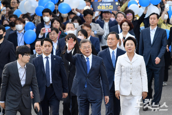 문재인 대통령이 9일 청와대에서 마지막 퇴근을 시민들에게 인사하고 있다. 박종민 기자