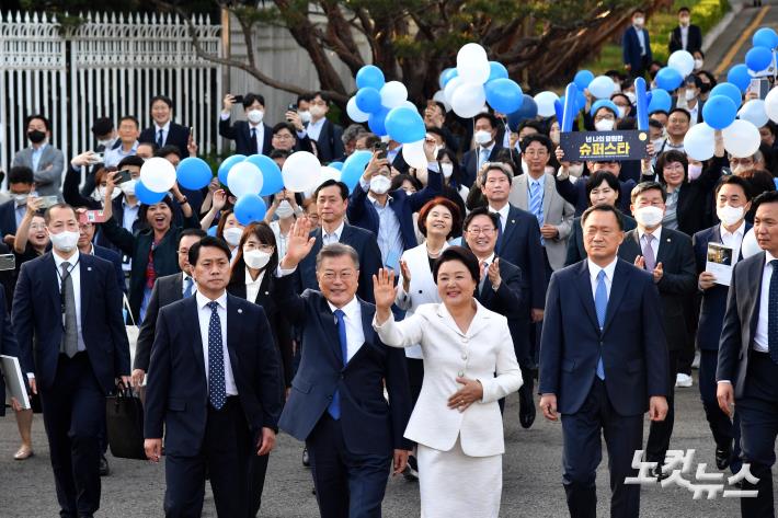 환송 나온 시민들에게 인사하는 문재인 대통령