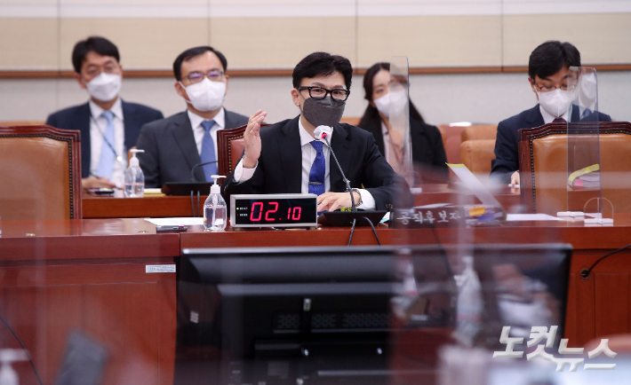 한동훈 법무부장관 후보자가 9일 서울 여의도 국회에서 열린 인사청문회에서 의원 질의에 답변하고 있다. 윤창원 기자