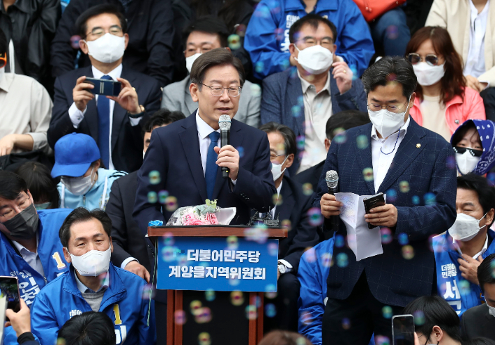 이재명 전 경기지사가 8일 인천시 계양산 야외공연장에서 기자회견을 열고 6.1 보궐선거 계양을 지역구에 출마를 공식 선언하고 있다. 국회사진취재단