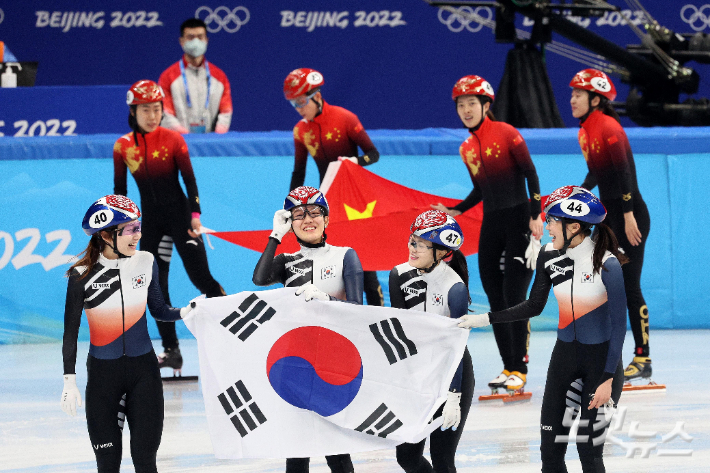 2월 11일 중국 베이징 캐피털 인도어 스타디움에서 열린 2022 베이징동계올림픽 쇼트트랙 여자 3000m 계주 경기에서 은메달을 획득한 최민정, 이유빈, 김아랑, 서휘민이 기쁨을 나누고 있다. 베이징=박종민 기자