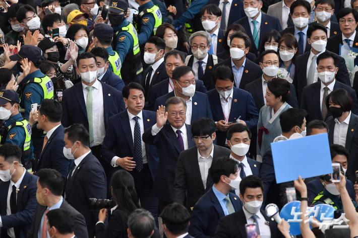 양산 사저로 떠나는 문재인 전 대통령