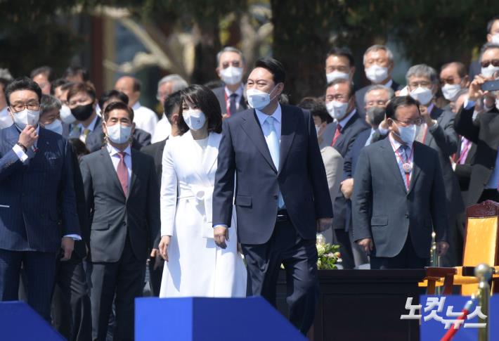 윤석열 대통령 내외가 10일 서울 여의도 국회의사당 앞 잔디마당에서 열린 제20대 대통령 취임식에 참석하고 있다.