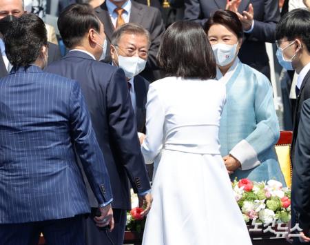 윤석열 대통령과 영부인 김건희 여사가 10일 서울 여의도 국회에서 열린 제20대 대통령 취임식에서 문재인 전 대통령, 김정숙 여사에게 인사하고 있다.